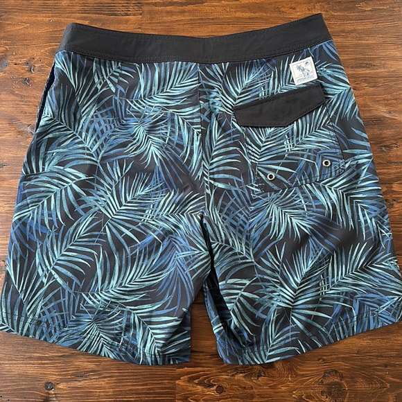 AE men’s board shorts. - Picture 2 of 3